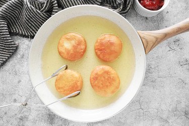 Fry paczki in vegetable oil