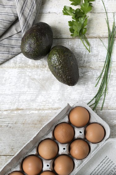 How to Bake Avocados With Eggs in the Middle | eHow