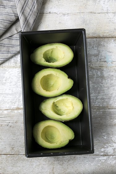 How to Bake Avocados With Eggs in the Middle | eHow